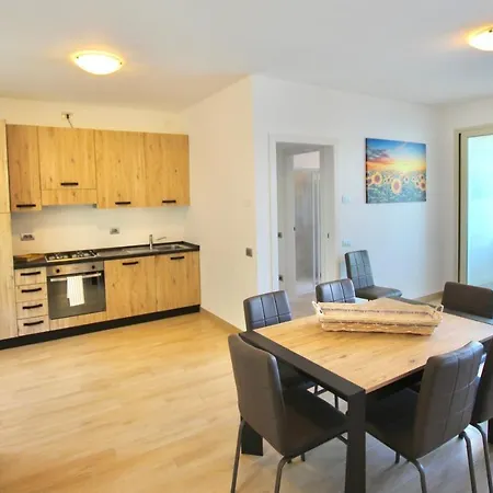 Апартаменты Infinity Luxury Лезено